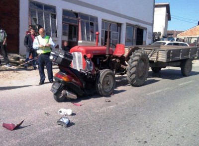 aksident traktori motocikleta
