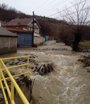 Një lagje e fshatit Blaç vërshohet nga uji!