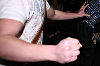 Rrahje në Brezne – Tre persona lëndohen!