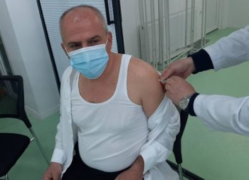 Fillon vaksinimi në Dragash – Drejtori i QKMF-së e merr i pari