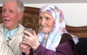 Plaka 104-vjeçare, përdor telefon të mençur! (Video)