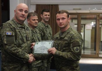 Gjenerali Enver Cikaqi ndau certifikatat për ushtarët më të mirë!