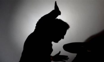 Tronditet Restelica – Djali me të meta mendore i merr jetën nënës!